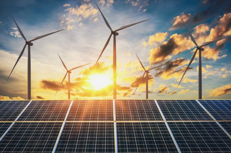 Solaranlagen und Windkraftanlagen ergänzen sich optimal