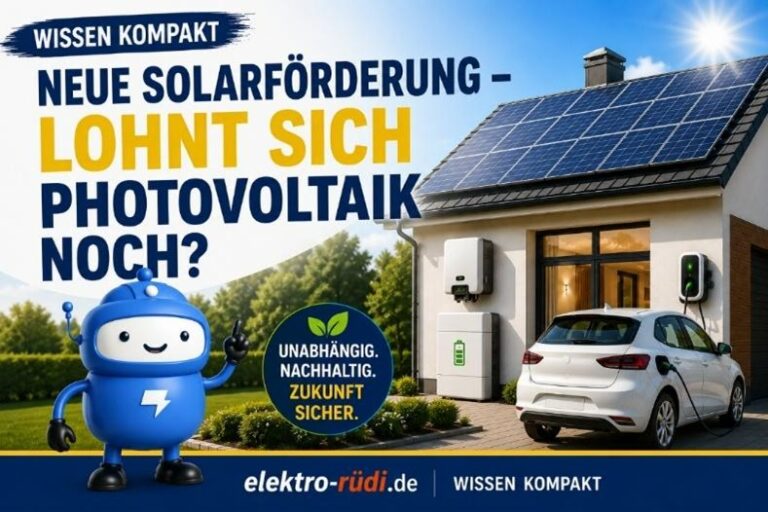 Solaranlage auf Hausdach mit Elektroauto und blauem Maskottchen